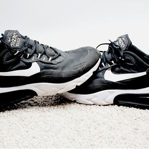 Mens 10.5 Nike Air Max - Black and white
